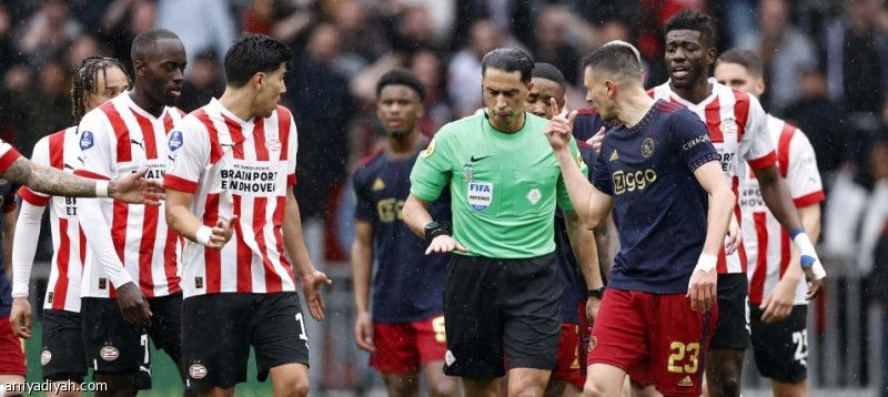 «كوب بلاستيكي» يوقف موقعة أيندهوفن وأياكس