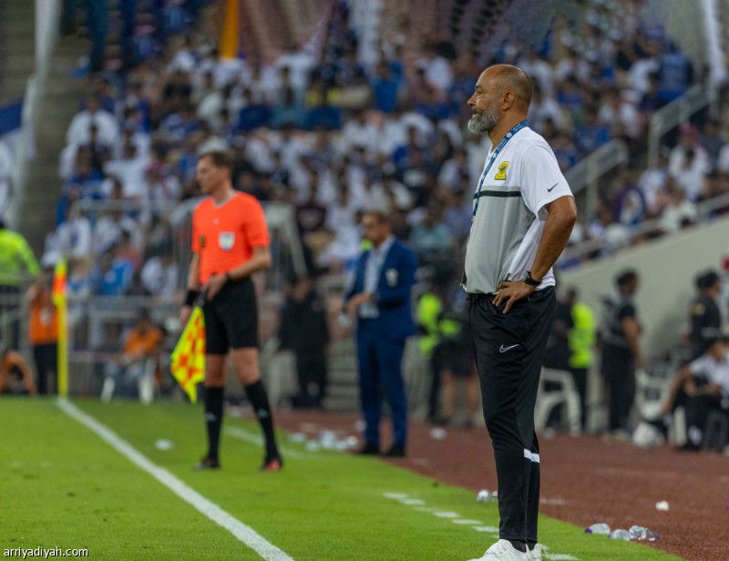 سانتو يدافع عن إبعاده العبود