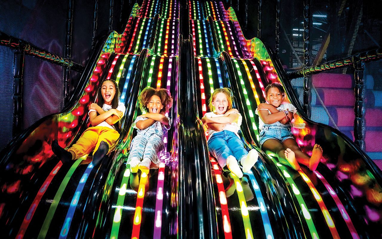 «دبي باركس آند ريزورتس» تفتتح عالم «نيون جالاكسي» للألعاب