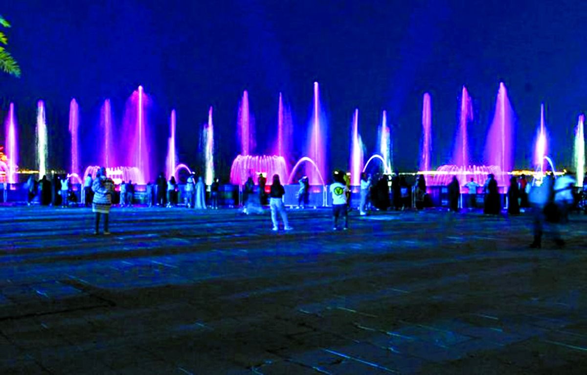 إقبال جماهيري على مهرجان إضاءة الاحتفالات