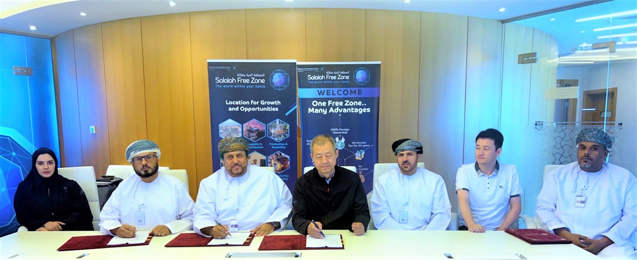 المنطقة الحرة بصلالة توقع اتفاقية إنشاء مصنع السبائك الحديدية وورق التغليف