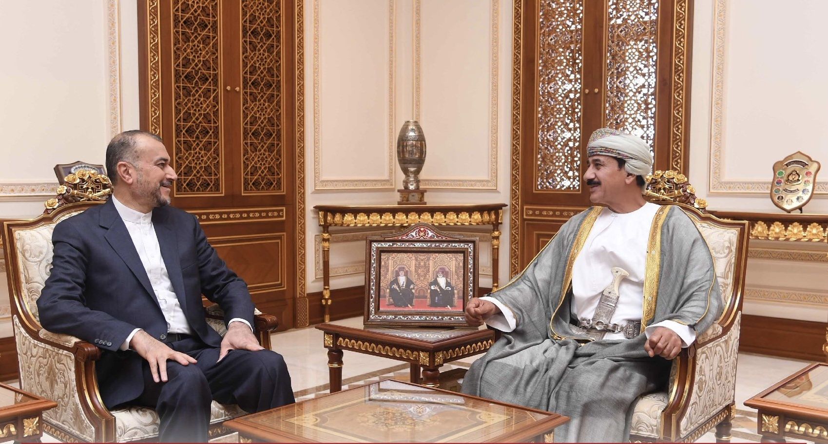 وزير المكتب السلطاني يستقبل وزير الخارجية الإيراني