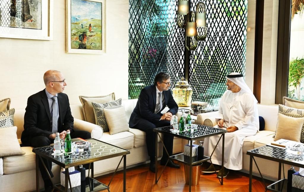 قرقاش يبحث علاقات التعاون مع مسؤول ألماني