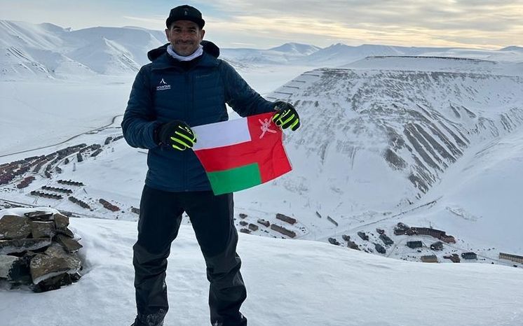 الناعبي يصل لأعلى قمة جبل في أرخبيل سفالبارد بالقطب الشمالي