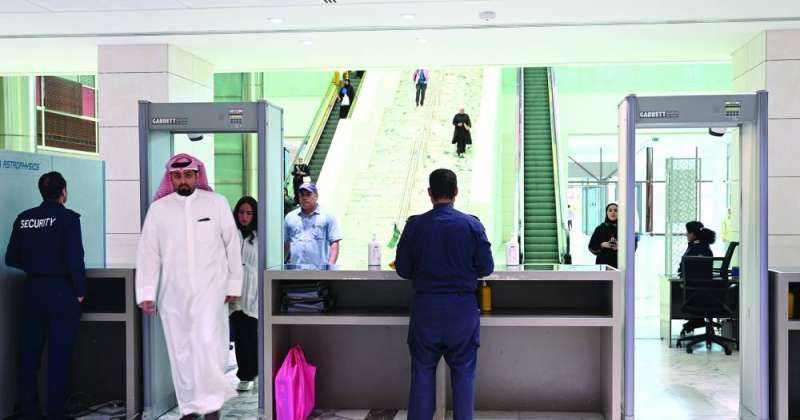 موظفون إلى مكاتبهم