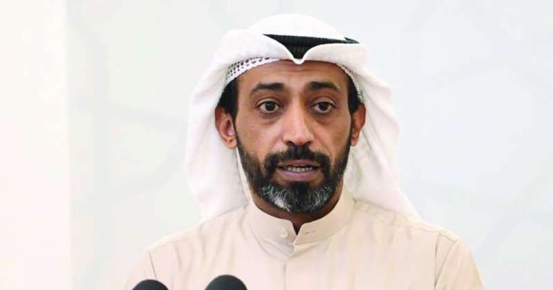 الوسمي متحدثاً في المؤتمر الصحافي