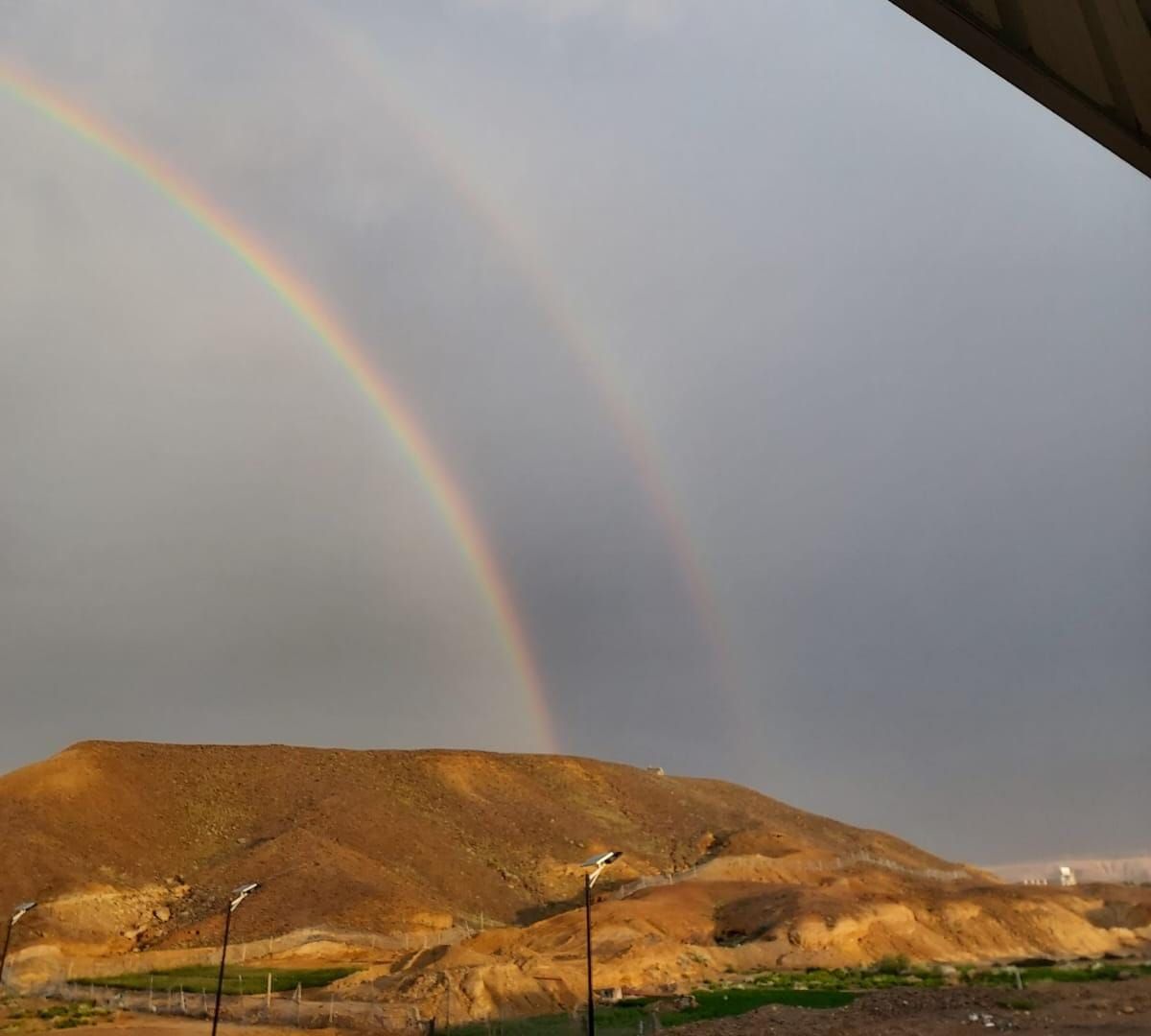 سماء سلطنة عُمان تشهد ظاهرة قوس المطر المزدوج