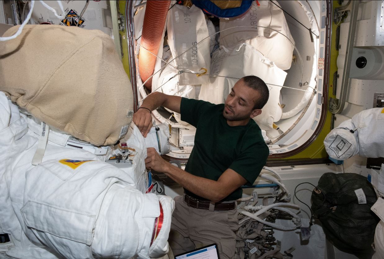 سلطان النيادي يجهز البدلة المخصصة لمهمات السير في الفضاء