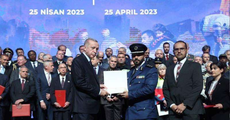 أردوغان يمنح فريق البحث والإنقاذ الكويتي وسام التضحية العظمى
