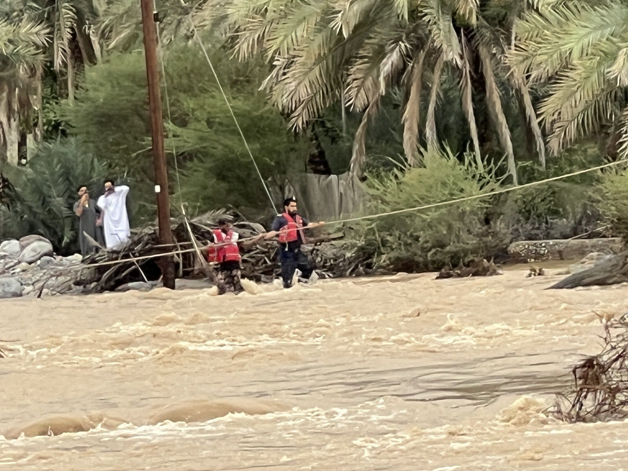 الدفاع المدني ينقد مواطن في مجري وادي بولاية قريات