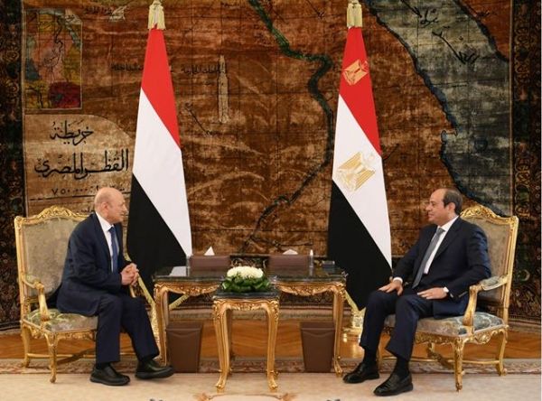 مصر.. العليمي والسيسي يبحثان تطوير العلاقات بين البلدين وجهود حل الأزمة اليمنية