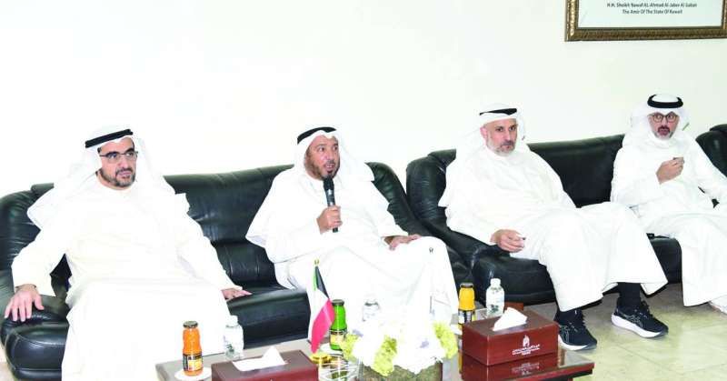 المعتوق متحدثاً في حفل الاستقبال