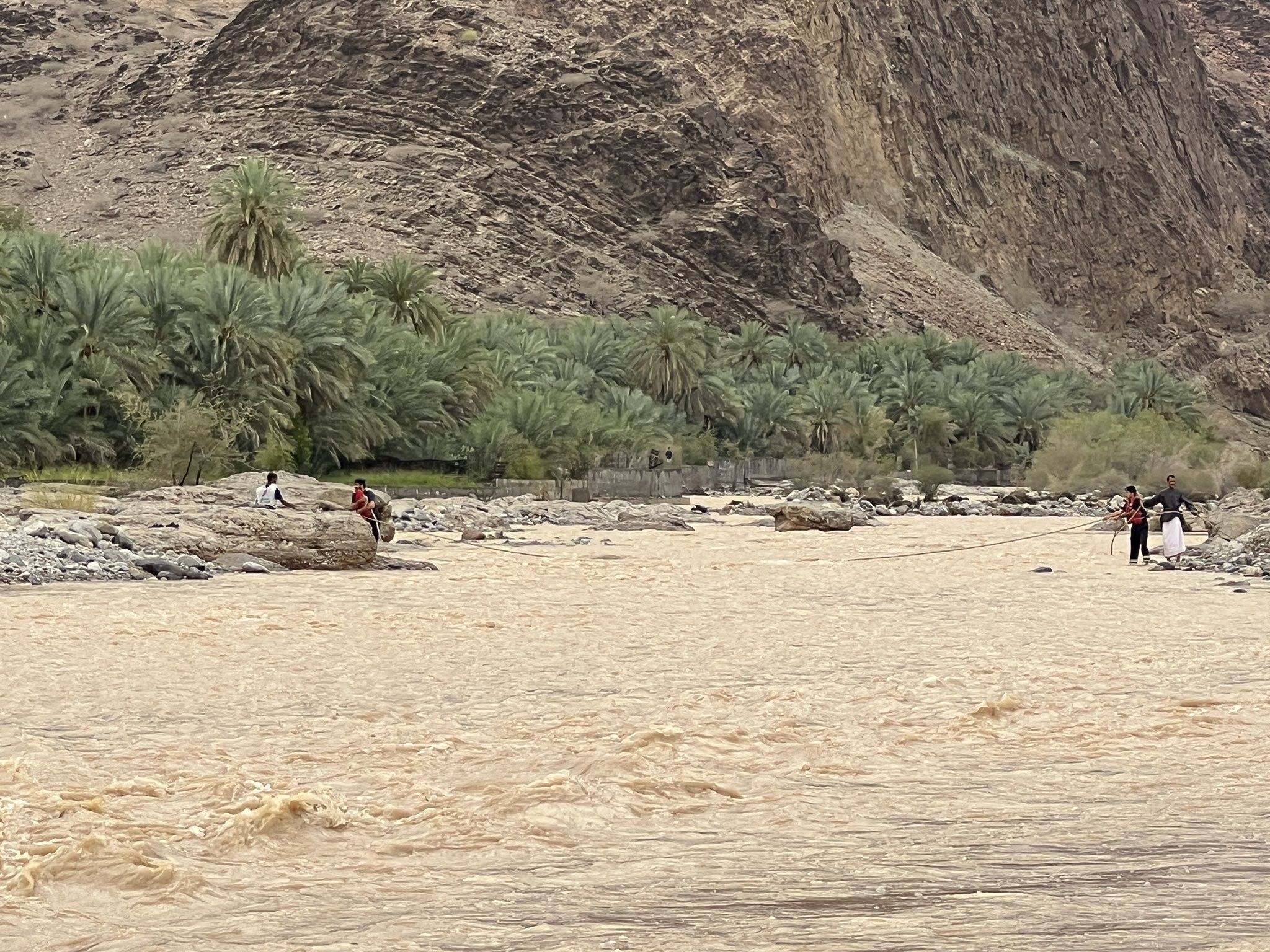 إنقاذ 3 أشخاص إثر احتجاز مركبتهم بأحد الأودية