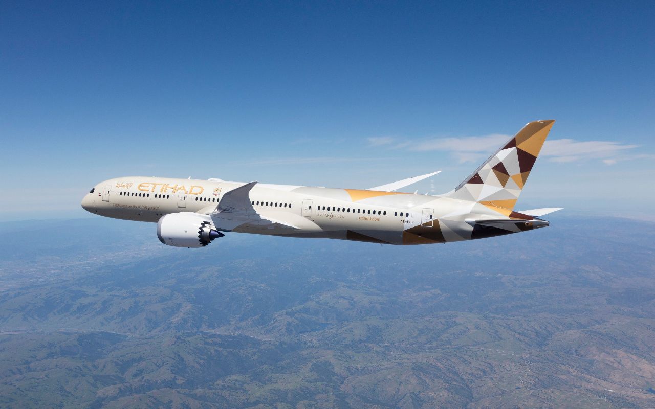 الاتحاد للطيران تعتزم زيادة عدد الركاب وأسطولها وسط تحول في استراتيجيتها