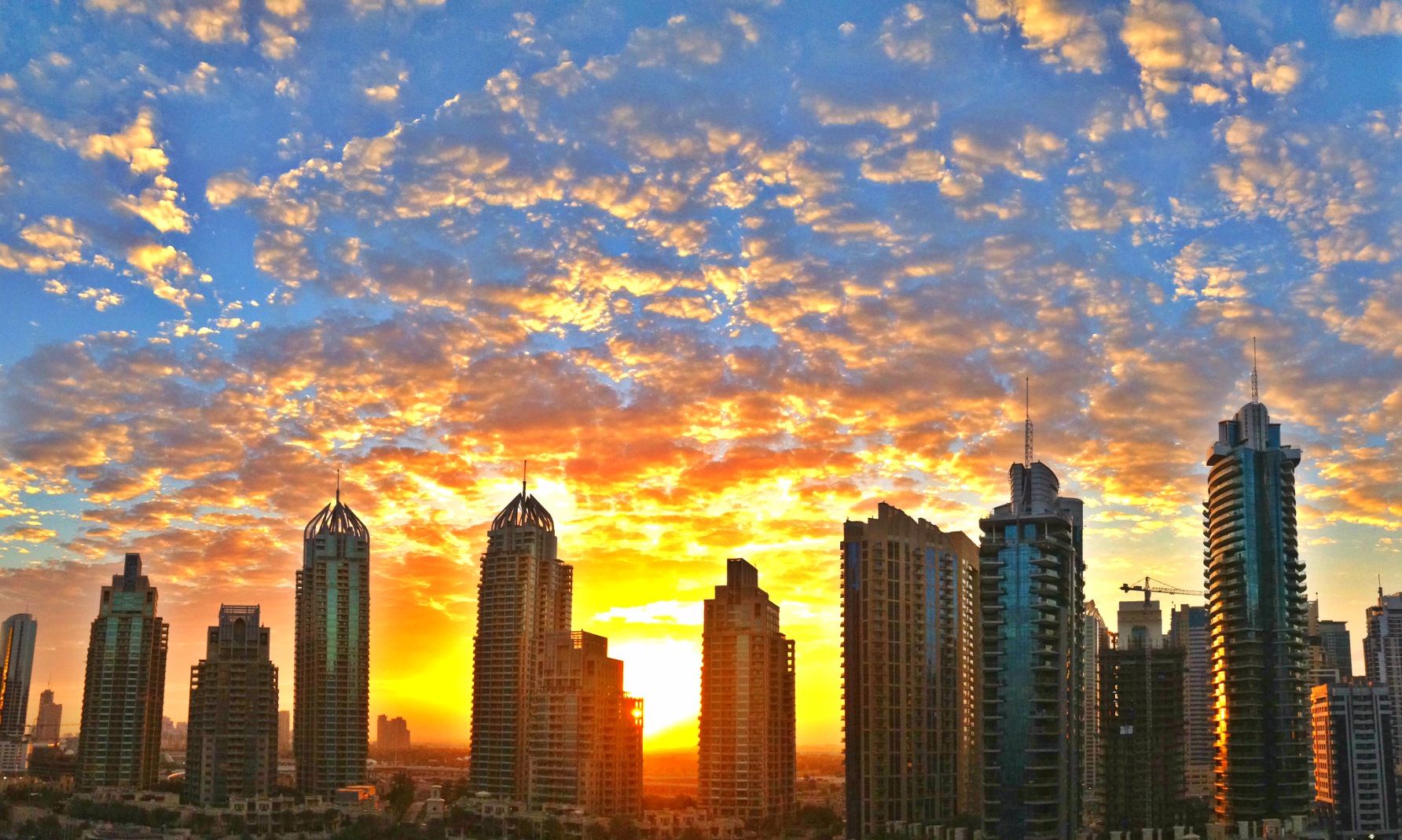طقس الإمارات صحو إلى غائم جزئياً