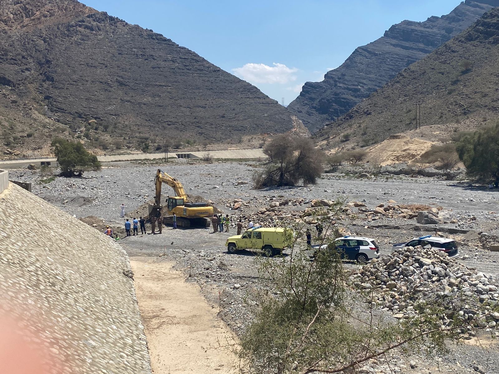 الدفاع المدني يستجيب لحادث إنهيار اتربة على 3 عمال