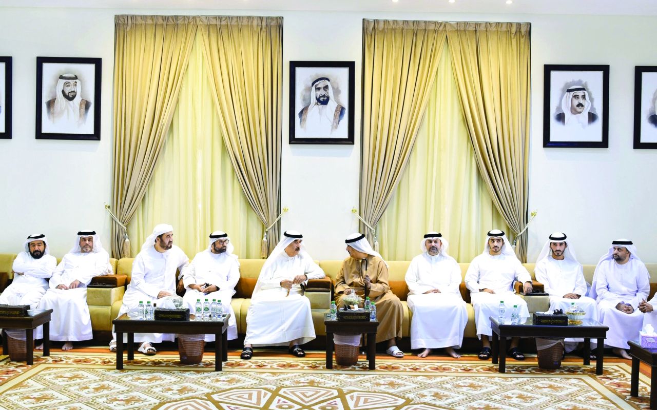 حاكم أم القيوين يعزّي في وفاة مريم علي بن جريس