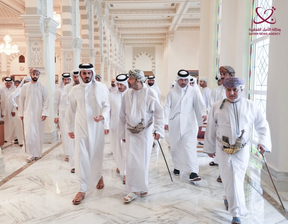  وزير الداخلية يعزي نظيره العماني