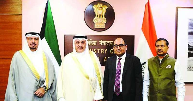 السفير حيات مع المسؤولين في وزارة الخارجية الهندية