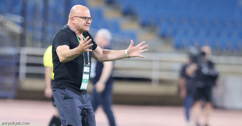 زدرافكو يقر بمعاناة الباطن خارج أرضه