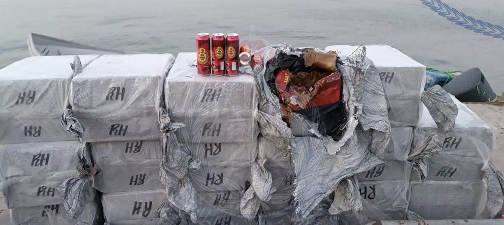 الشرطة تلقي القبض على 3 مهربين واكثر من 1200 مواد كحولية بمسندم