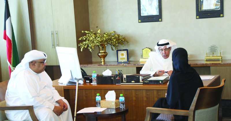 الوزير مستقبلاً إحدى المراجعات