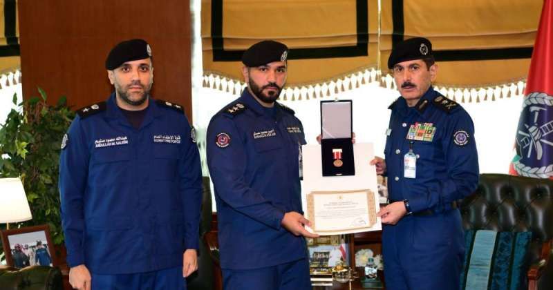 الفريق المكراد مستقبلا العقيد عسكر بمناسبة منح الرئيس أردوغان فريق الغنقاذ الكويتي «وسام التضحية»