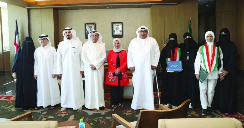 الوزير العدواني وأسامة السلطان متوسطين الطلبة وأولياء أمورهم