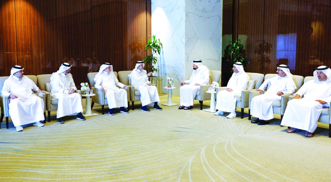 أحمد بن محمد يبحث تطوير التعاون الاقتصادي مع قطر