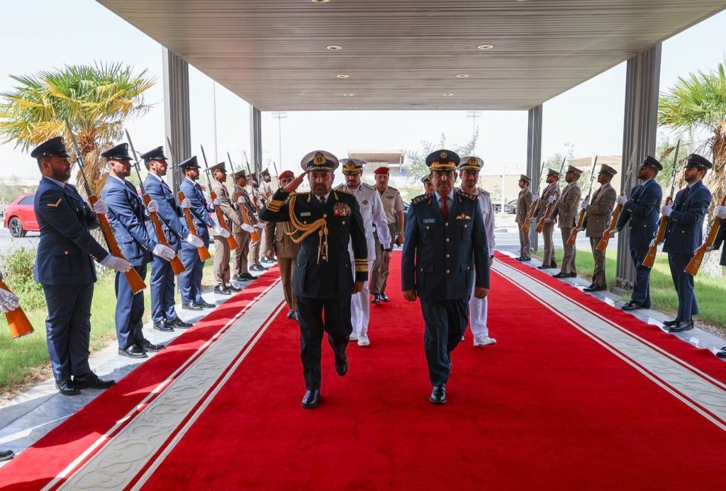 رئيس الأركان يلتقي نظيره العماني