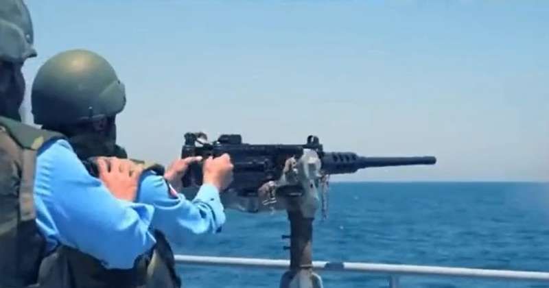 القوة البحرية و«خفر السواحل» تنفذان تمرين رماية مشتركاً بالذخيرة الحية
