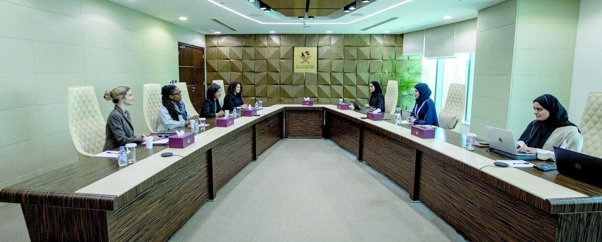 لولوة الخاطر تلتقي المبعوث الأمريكي  لشؤون المرأة الأفغانية