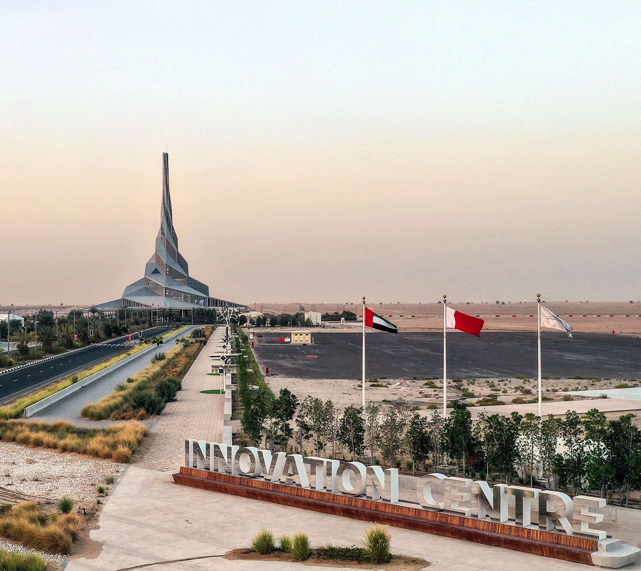 مجمع محمد بن راشد آل مكتوم للطاقة الشمسية يرسخ ريادة الإمارات في قطاع الطاقة المتجددة