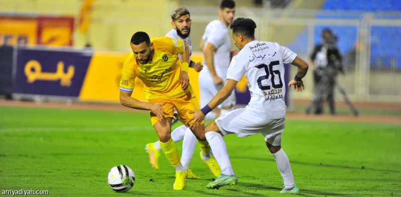 الأخدود يطاردة الصدارة أمام الحزم