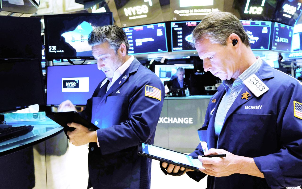 نتائج قوية لــ «أبل» تصعد بالأسهم الأمريكية