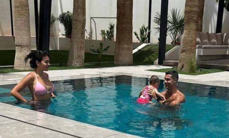 جورجينا بلا مكياج في المسبح مع رونالدو بمنزلهما في الرياض