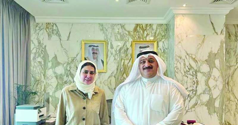 الوزير العوضي خلال استقباله الدكتورة أسماء الكندري