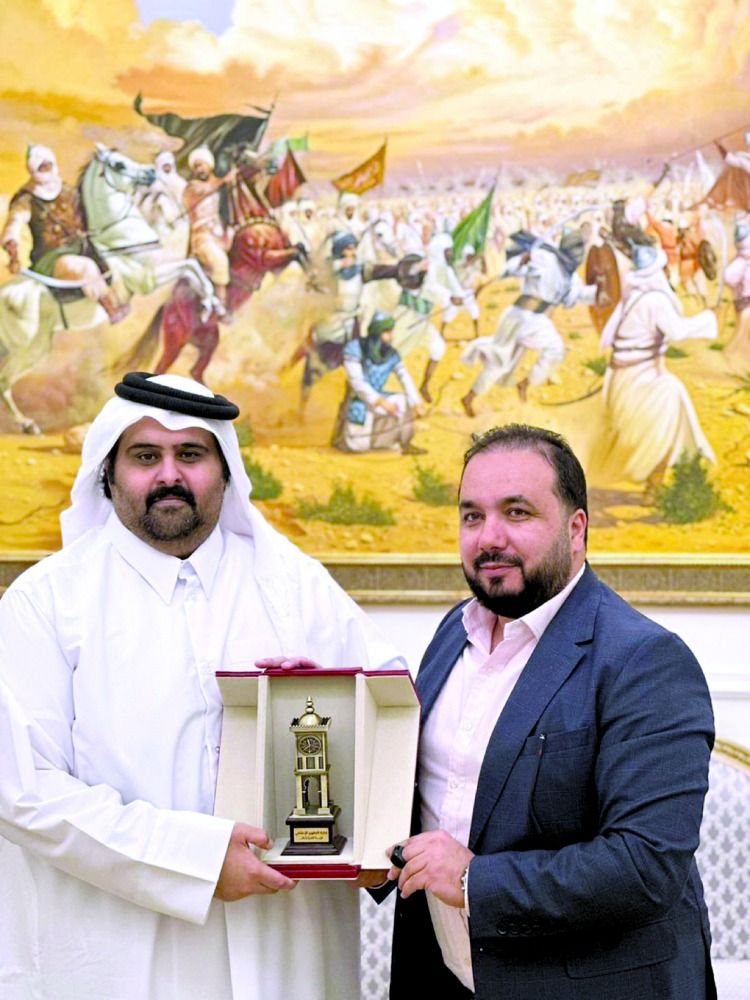 خالد بن عبد العزيز يكرم رئيس نادي هلال القدس