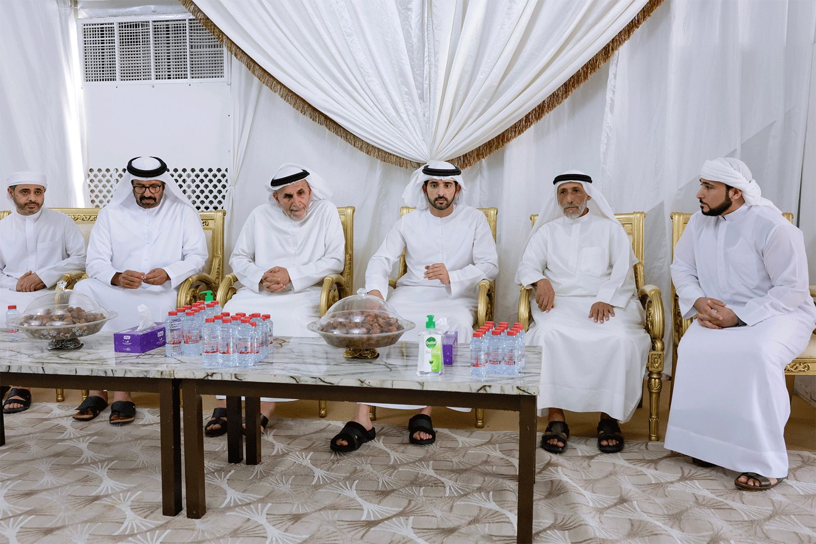 حمدان بن محمد يقدم واجب العزاء لأسرة شهيد الواجب عمر الكتبي