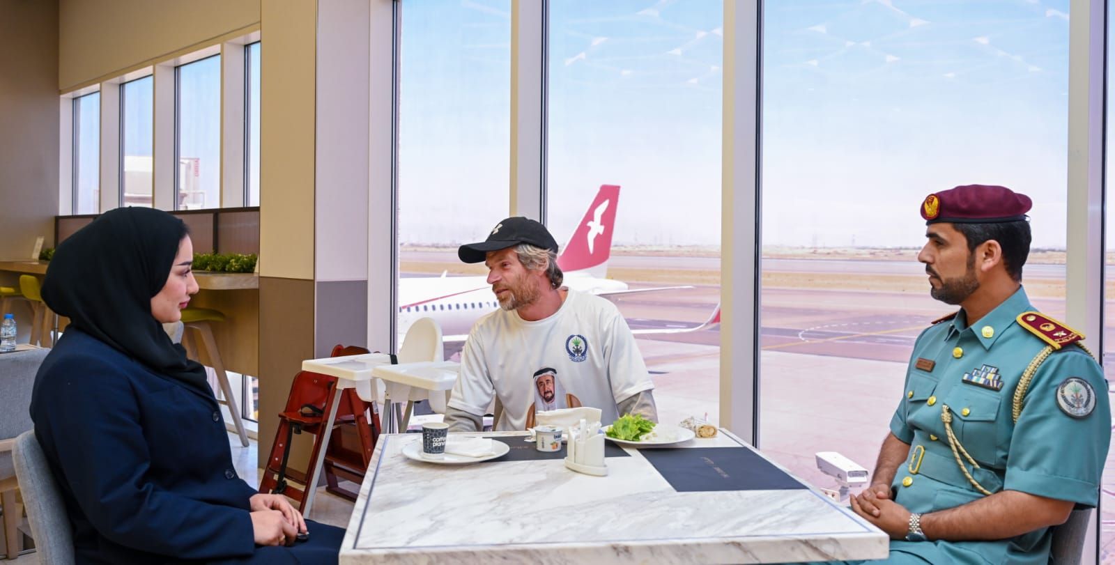 شرطة الشارقة تُعيد سائحاً أوروبياً إلى موطنه بعد أن تَعثرت حالته المادية