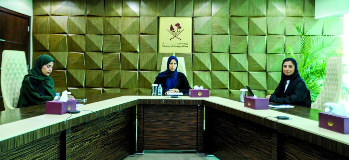 لولوة الخاطر تستعرض التعاون مع رئيسة «الصليب الأحمر»