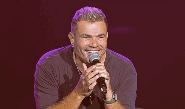 عمرو دياب يُثير الجدل بارتدائه “الصليب”.. هل اعتنق الديانة المسيحية؟