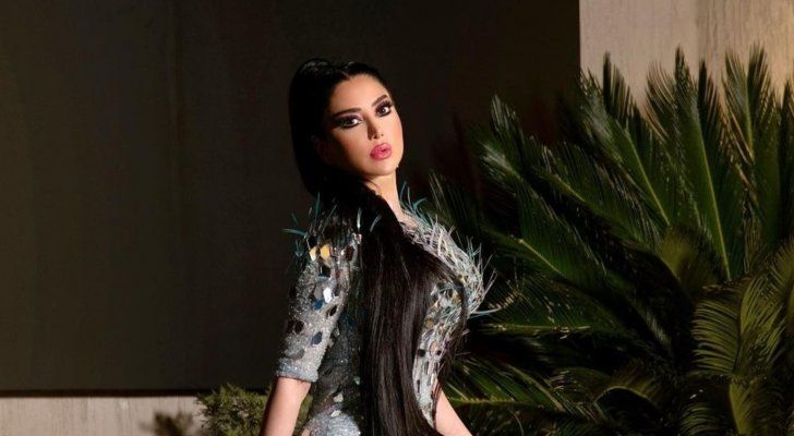 رنا الأبيض بلباس عسكري وتحمل مسدس.. فما السبب؟