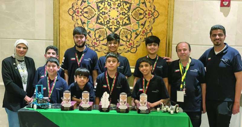 الفريق الكويتي مع الجوائز