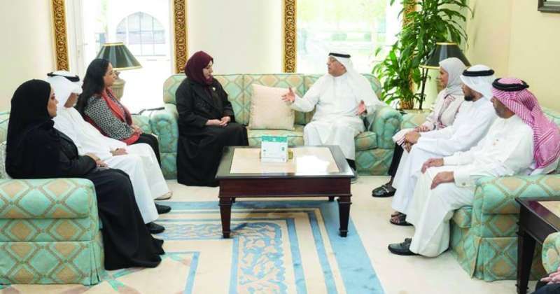اللوغاني مستقبلاً الوفد البحريني