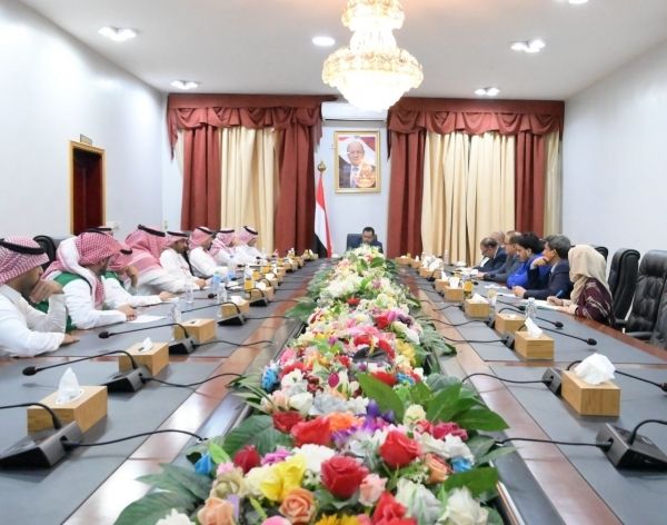 رئيس الوزراء يلتقي السفير السعودي بعدن ويؤكد: استعادة الدولة مدخل استقرار اليمن والمنطقة