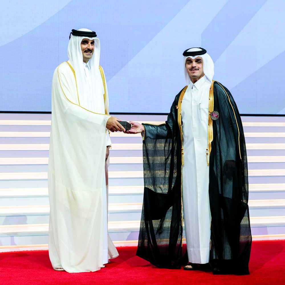 صاحب السمو يكرم 107 متفوقين من خريجي جامعة قطر