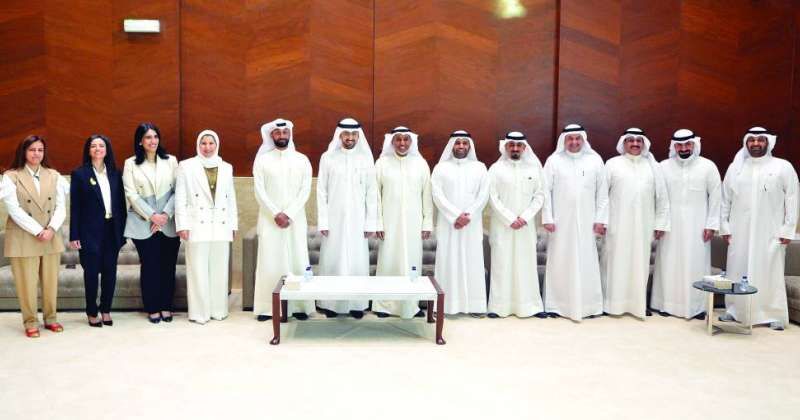 الوزير الشعلة متوسطاً رئيس المجلس البلدي عبدالله المحري والأعضاء (تصوير سعود سالم)