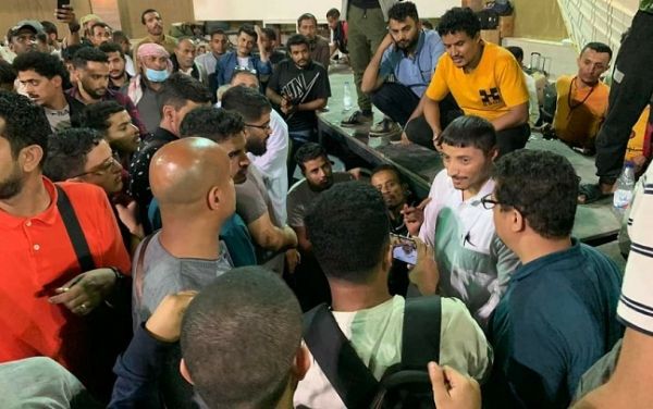 في ظل تأخر إجلائهم.. قطر تُبدي استعدادها تخفيف معاناة اليمنيين العالقين في السودان