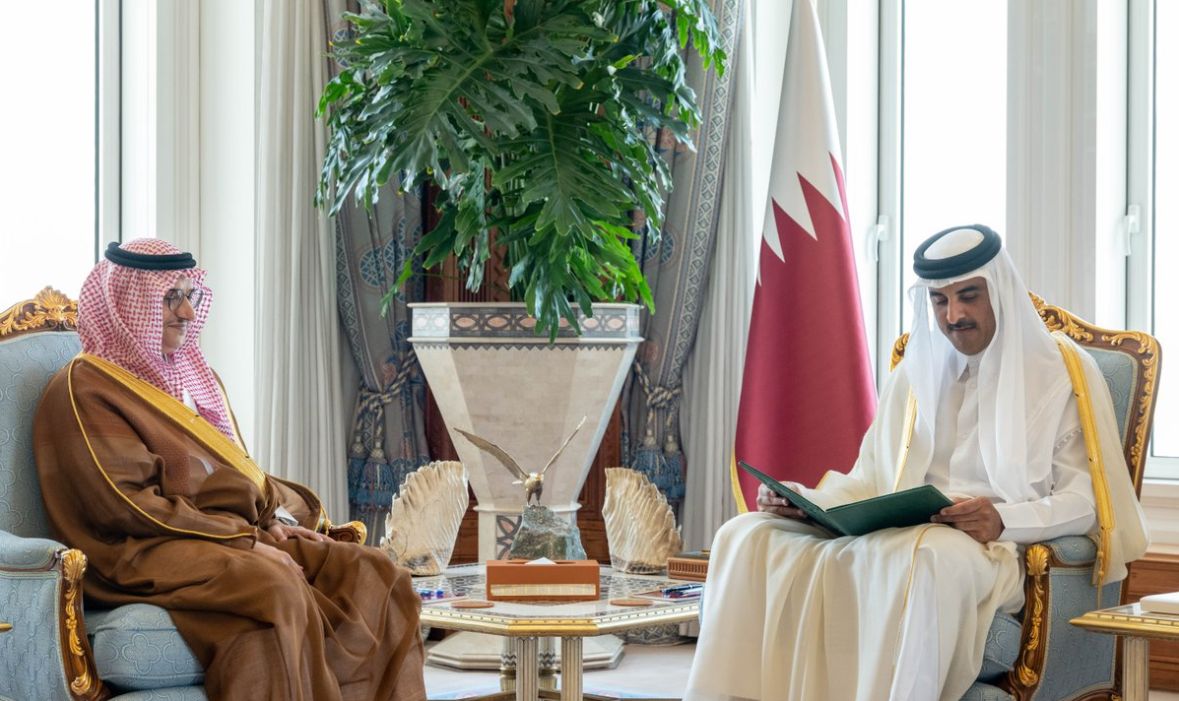 سمو الأمير يتسلم دعوة من خادم الحرمين الشريفين للمشاركة في القمة العربية